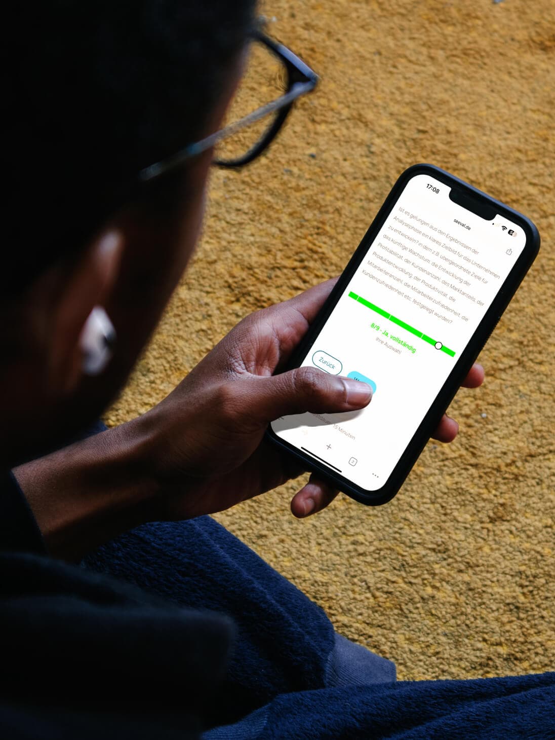 Person hält Smartphone mit seeval Anwendung